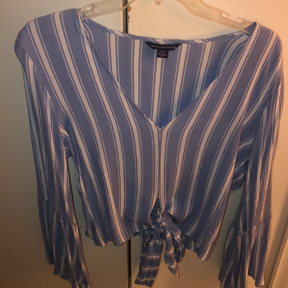 Semi-cropped shirt with tie